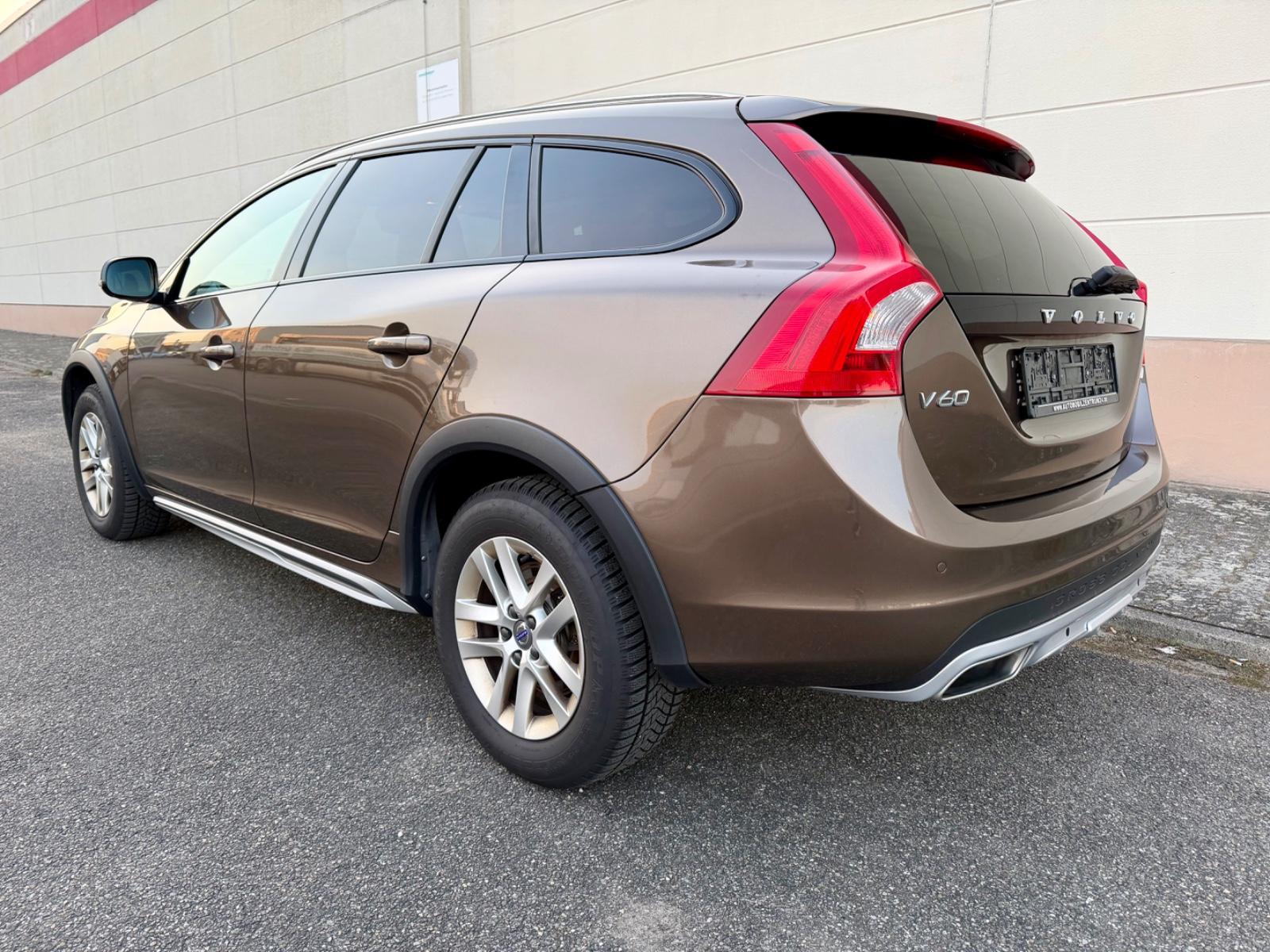 Volvo V60 D3 Cross Country Aut. NAVI+XENON+SHZ+AHK+ZR