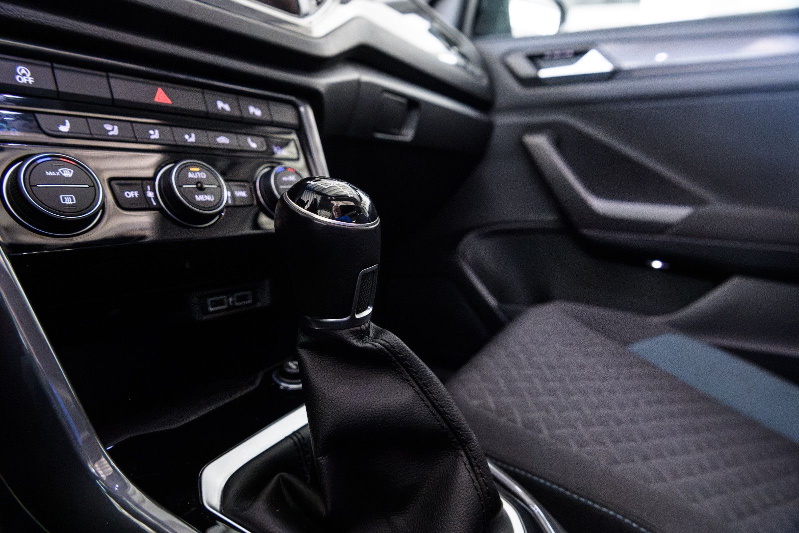 Fahrzeugabbildung Volkswagen T-Roc IQ.DRIVE+AHK+GJR+NAVI+PANORAMA+EL.HECKKLAP