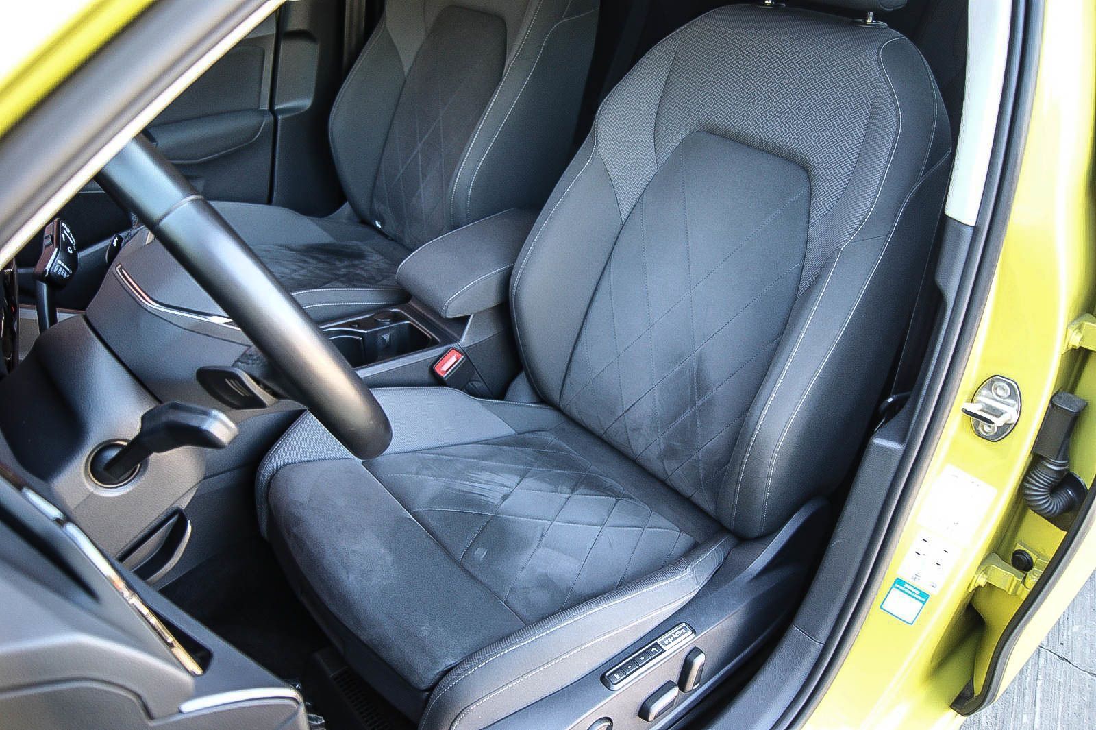 Fahrzeugabbildung Volkswagen Golf VIII 1.5eTSI DSG First Edition MATRIX ANHZV