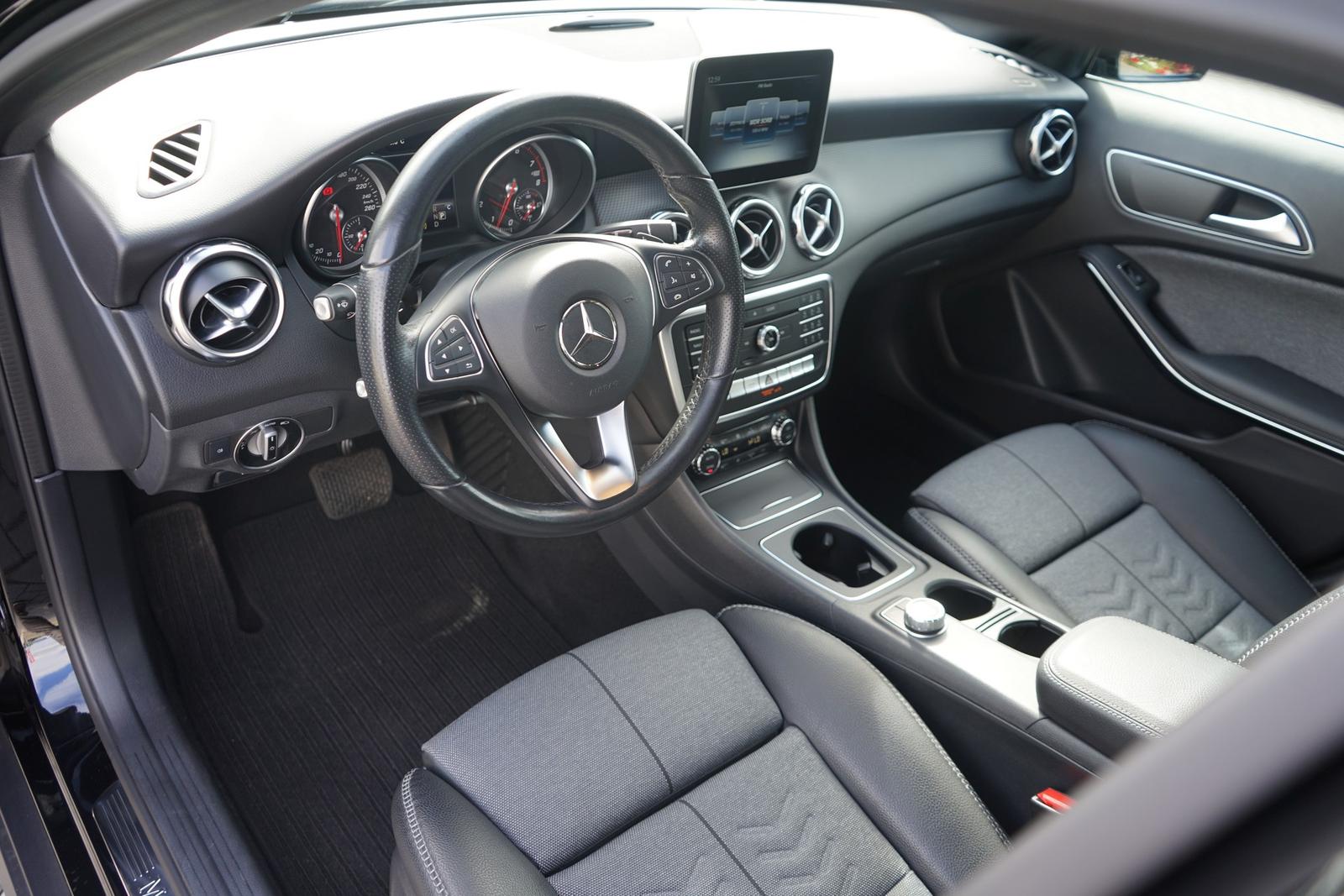 Mercedes-Benz GLA 200 Style LED Navi Sitzheizung Teilleder AHK