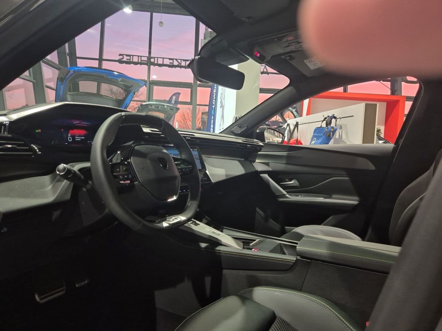 Fahrzeugabbildung Peugeot 408 Hybrid 1.2 GT HYBRID 136 Panorama Navi SHZ