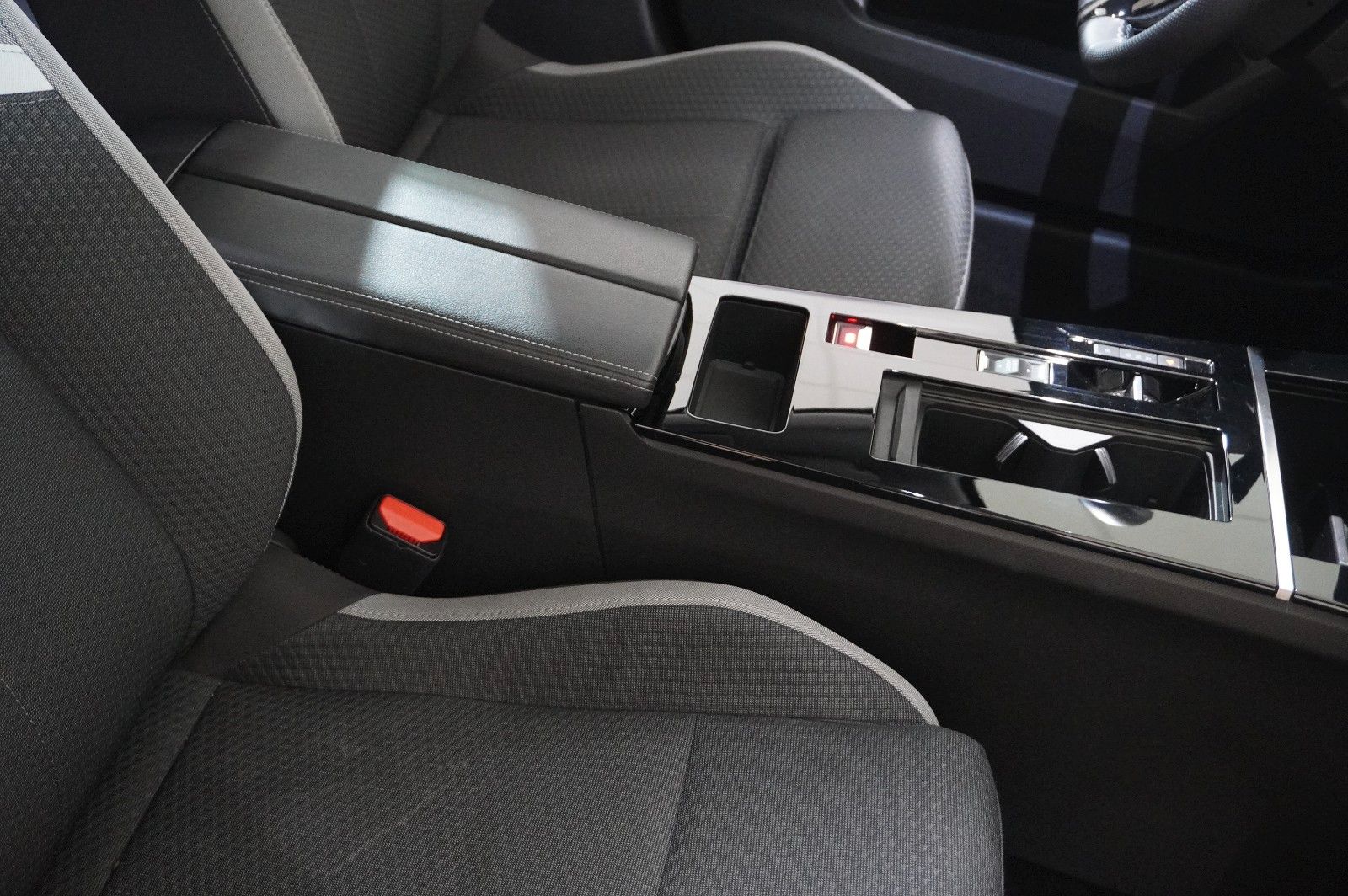 Fahrzeugabbildung Opel Astra L Lim. 1.6 HYBRID EDIT. NAVI/SPORT/KAMERA