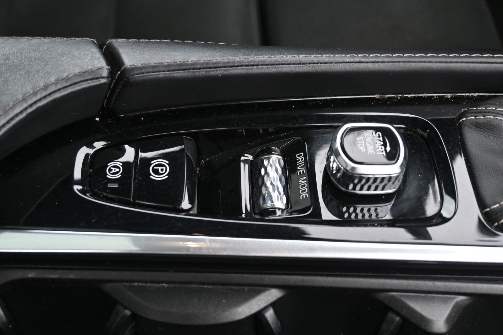 Fahrzeugabbildung Volvo XC90 D5 AWD*R Design*LUFT*PANO*7Si*LED