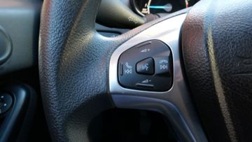 Fahrzeugabbildung Ford Fiesta Sync Edition, Sitzheizung, PDC vo.+hi.