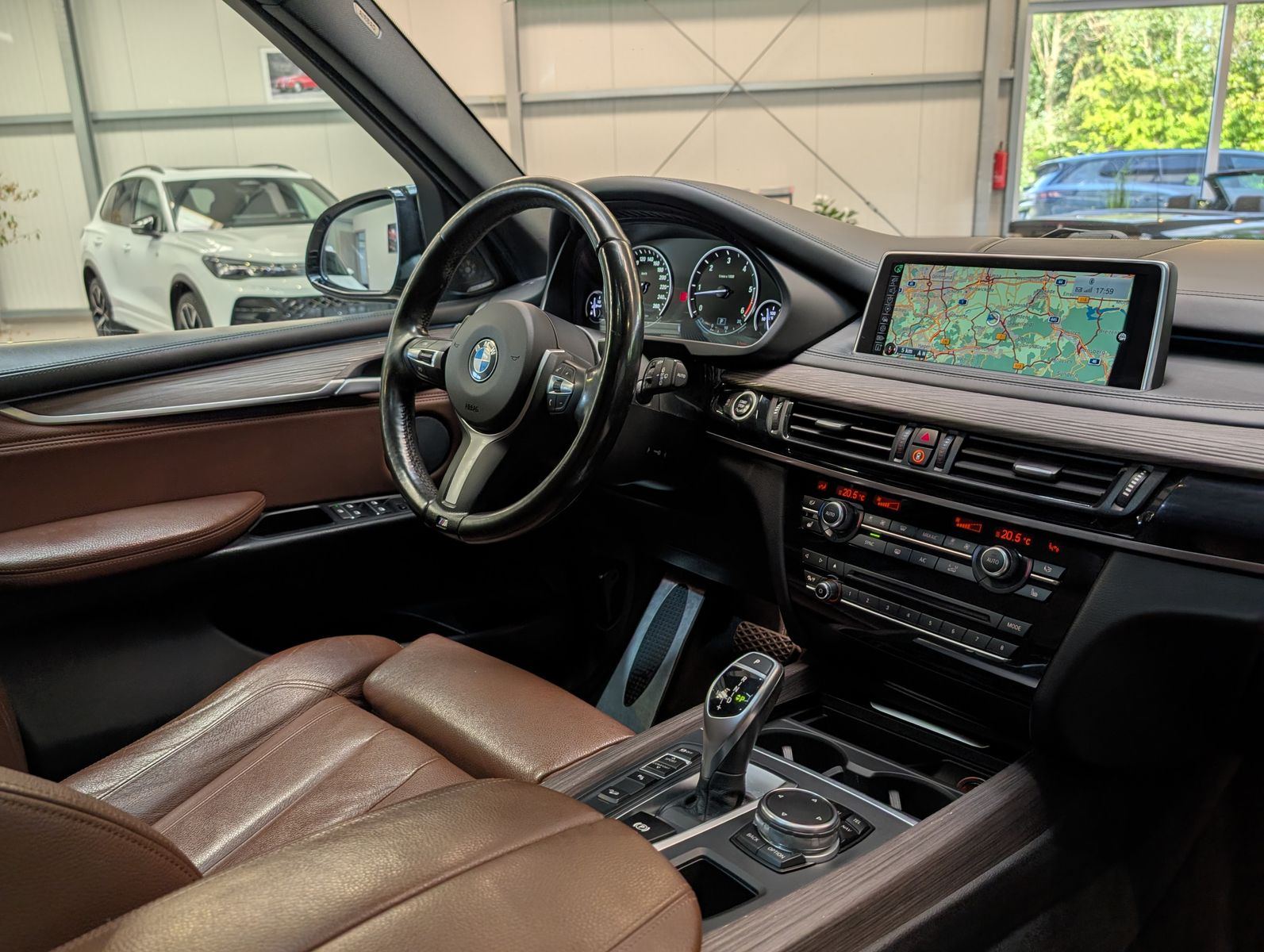 Fahrzeugabbildung BMW X5 xD 30d M-Sport HUD Pano H&K Komfortsi AHK 20"