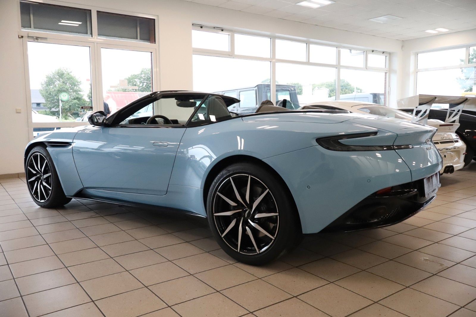 Fahrzeugabbildung Aston Martin DB11 V8 Volante **BRD/scheckheft/B&O**