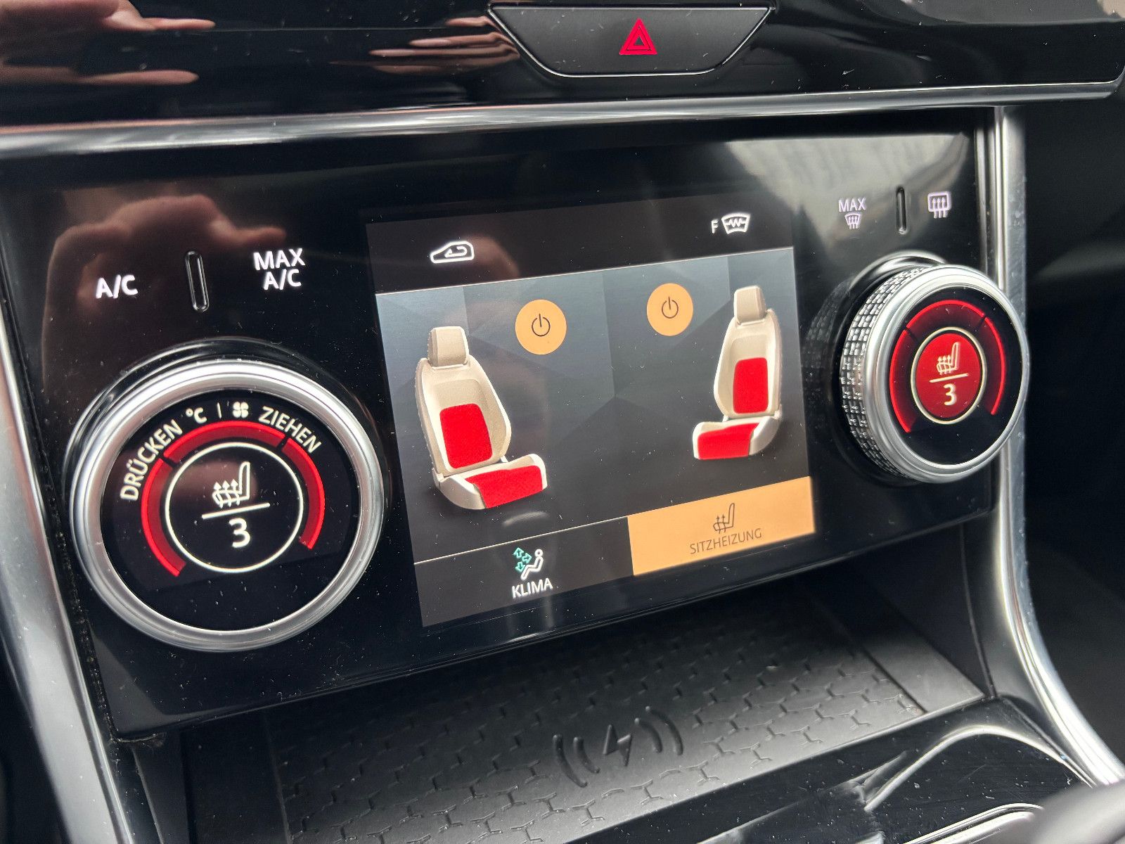 Fahrzeugabbildung Jaguar XE R-Dynamic Black/360''KAM/PANO/EXCLUSIV/MERIDI