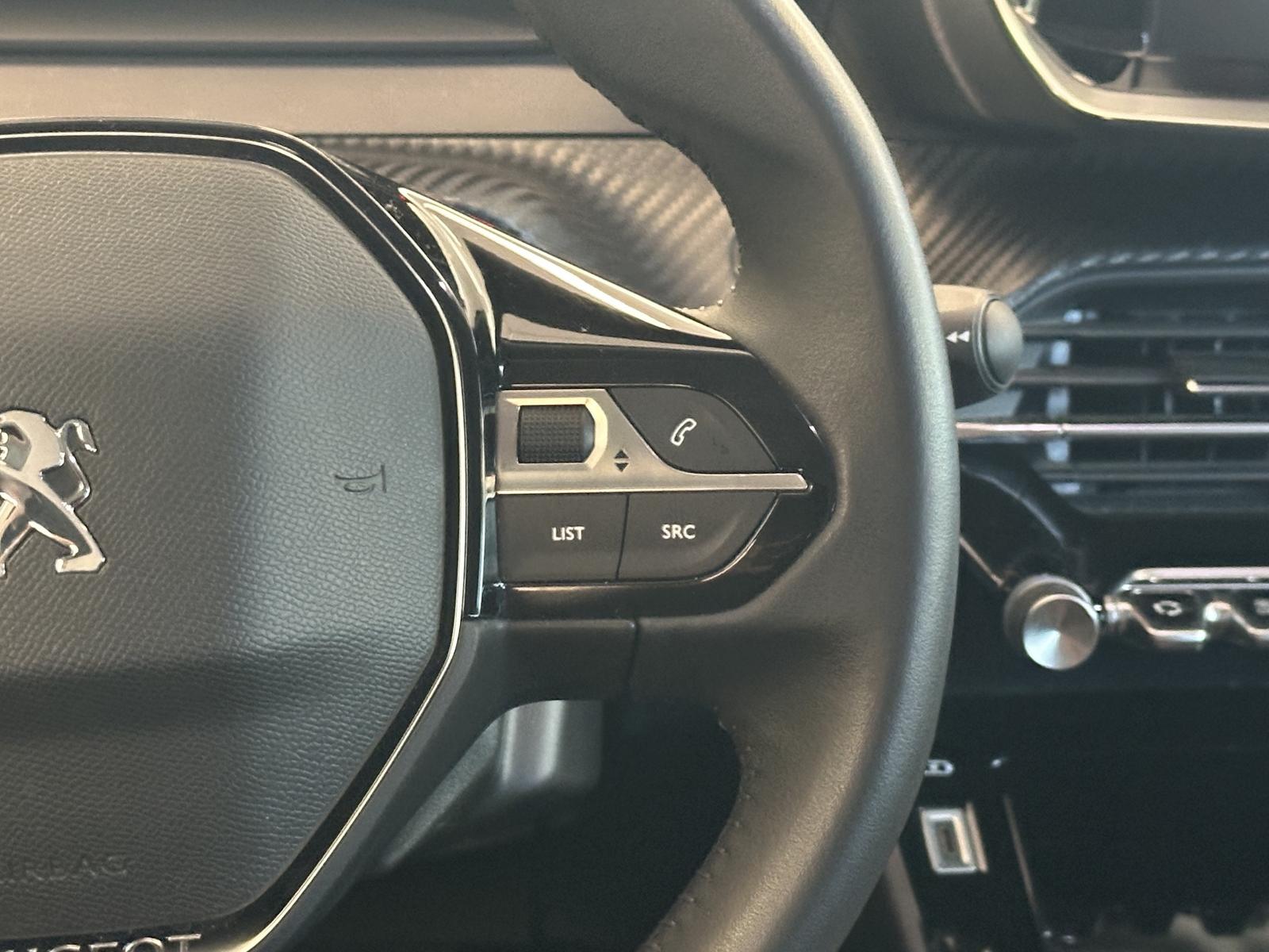 Peugeot 2008 Allure*LED*Tempo*1.Hand*Leder*CarPlay*PDC