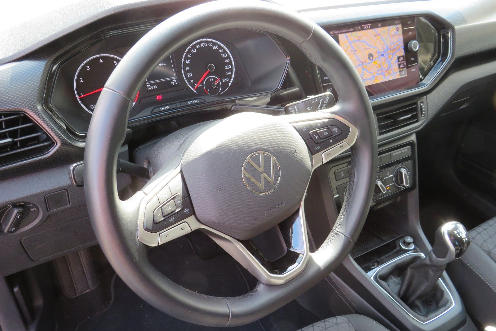 Fahrzeugabbildung Volkswagen T-Cross Life LED SPORT-PAKET SITZH. NAVI APP