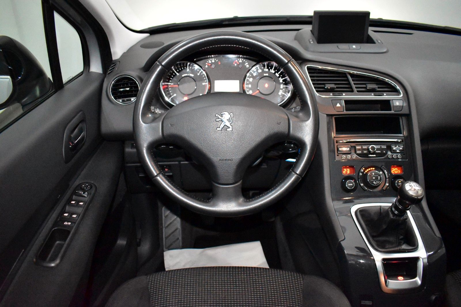 Fahrzeugabbildung Peugeot 5008 Business-Line,Panorama,AHK,8 fach bereift