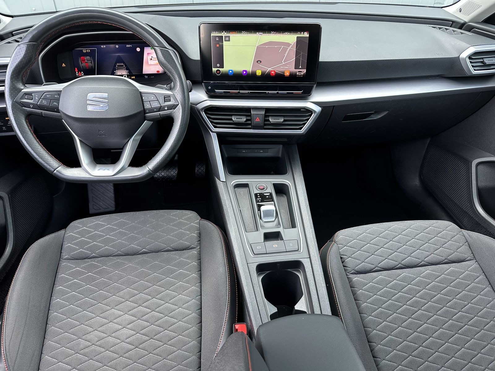 Fahrzeugabbildung SEAT Leon SpT 2.0 TDI DSG FR NAV+LED+AHK+PANO+ACC+KAM