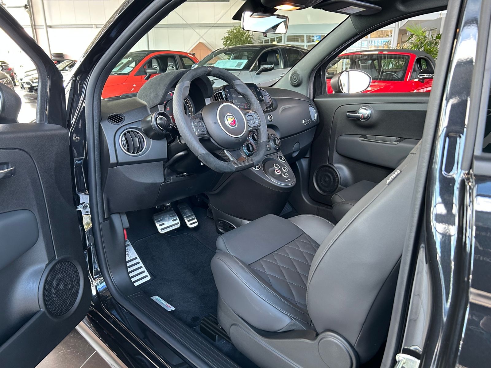 Fahrzeugabbildung Abarth 695C Cabrio Aut. LEDER CARPLAY PDC ALU