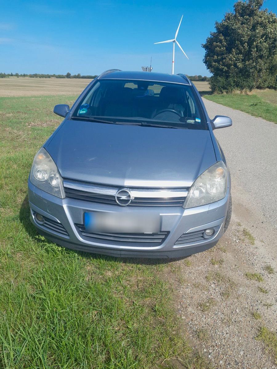 Opel Astra 2005 — rear view