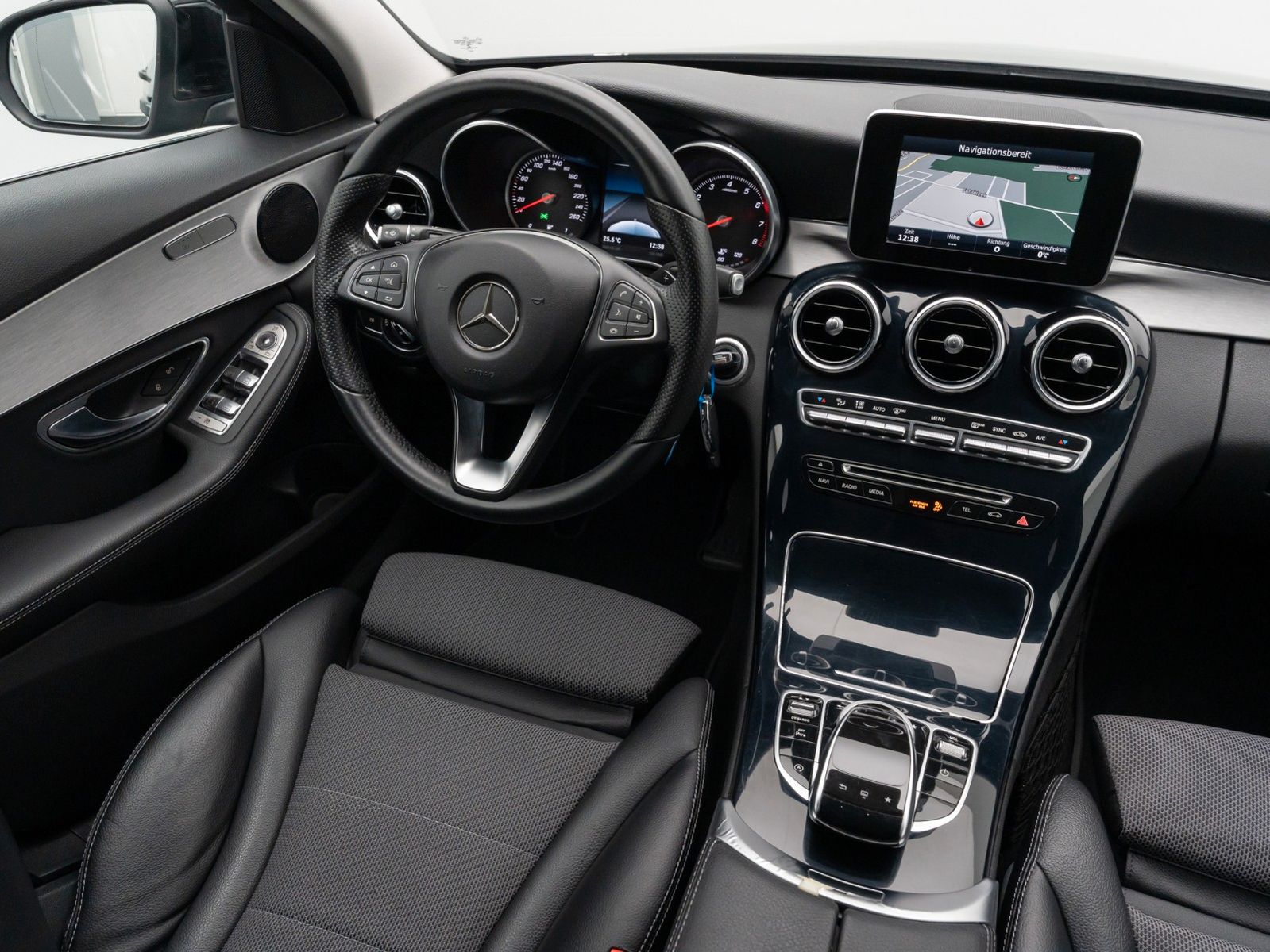 Fahrzeugabbildung Mercedes-Benz C 250 Avantgarde PDC LED Navi AHK Sport LM