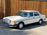 Mercedes-Benz 200 W123 Automatik, nur 74.000 Km, 1. Hand - weiße Mercedes-Benz 200