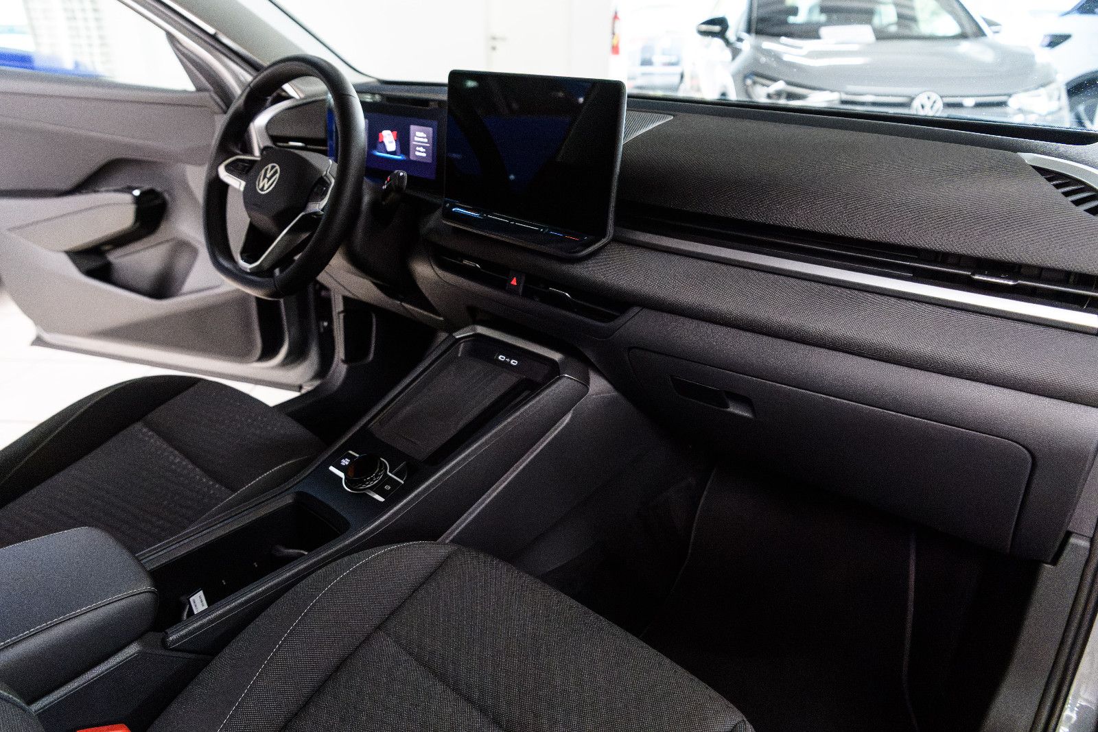 Fahrzeugabbildung Volkswagen T-Roc Life 1.5 eTSI DSG LED+NAVI+RFK+SHZ+ACC