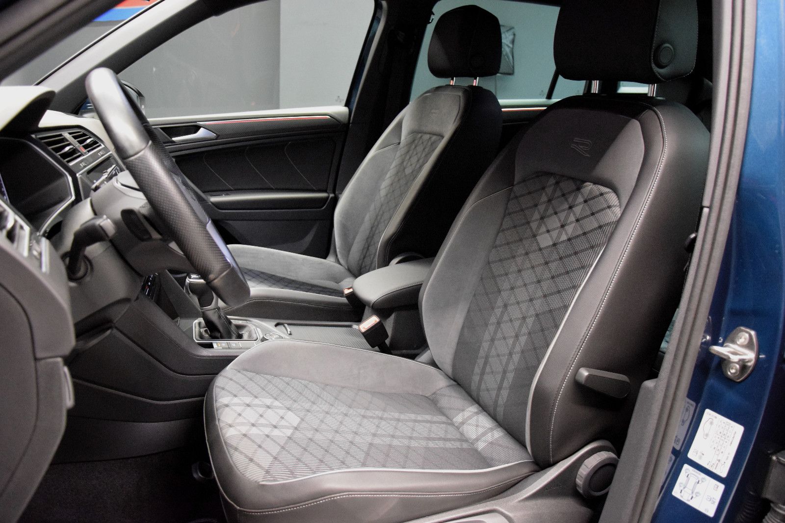 Fahrzeugabbildung Volkswagen Tiguan R-Line 4Motion IQ.Light ACC AHK 20°Kamera
