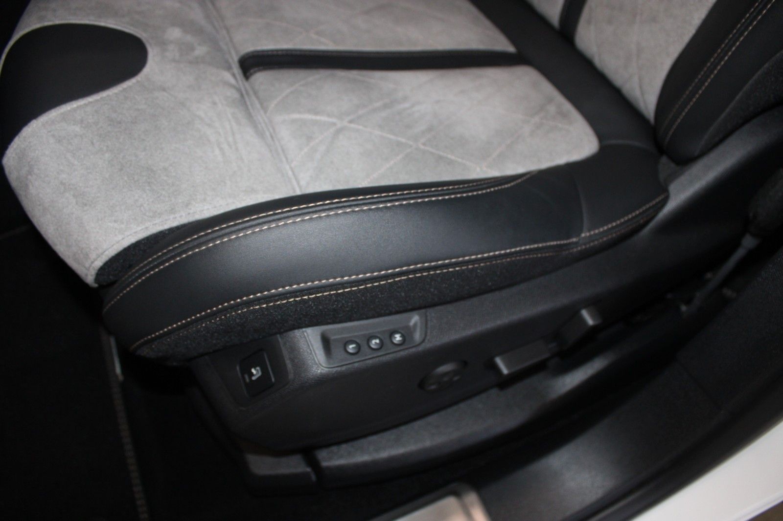 Fahrzeugabbildung Peugeot 3008 HYBRID4 300 e-EAT8 GT Full LED Panodach uvm