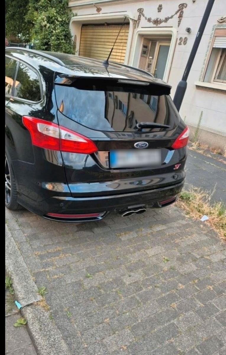 Ford Focus 2013 — rear view