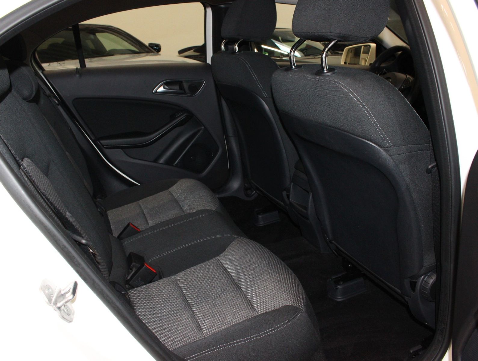 Fahrzeugabbildung Mercedes-Benz A 180 BlueEfficiency 2. Hand*
