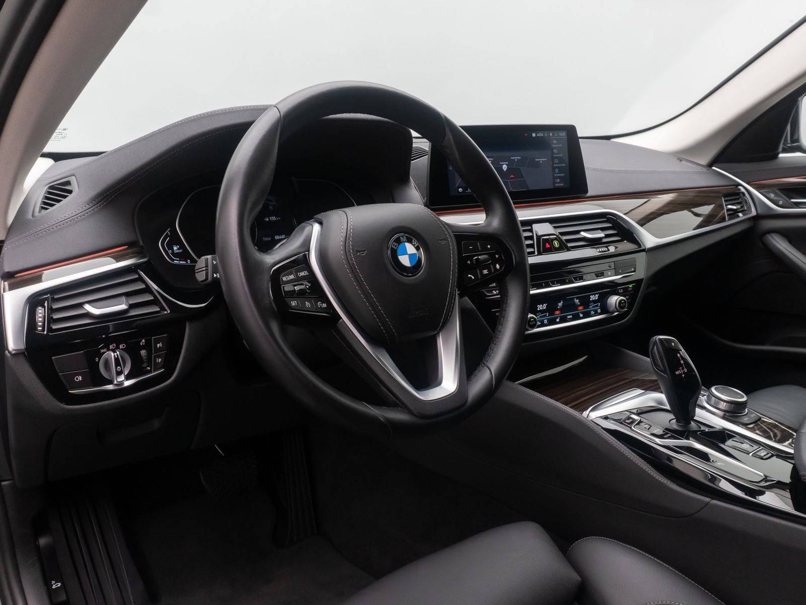 Fahrzeugabbildung BMW 520d Luxury Line DAB Kamera HUD Laser SoftClose
