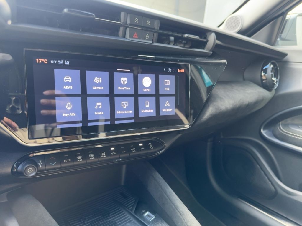 Fahrzeugabbildung Alfa Romeo Junior Ibrida Sport Speciale MATRIX WINTER NAVI