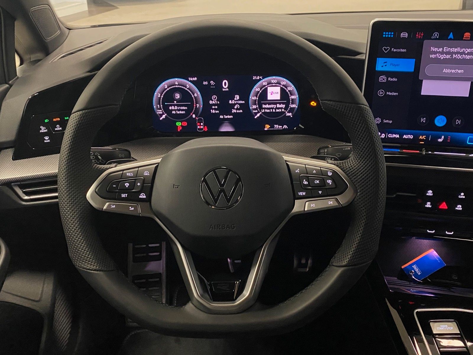 Fahrzeugabbildung Volkswagen Golf 1.5 eTSI DSG R-Line+GARANTIE 2029+ACC+KAMER