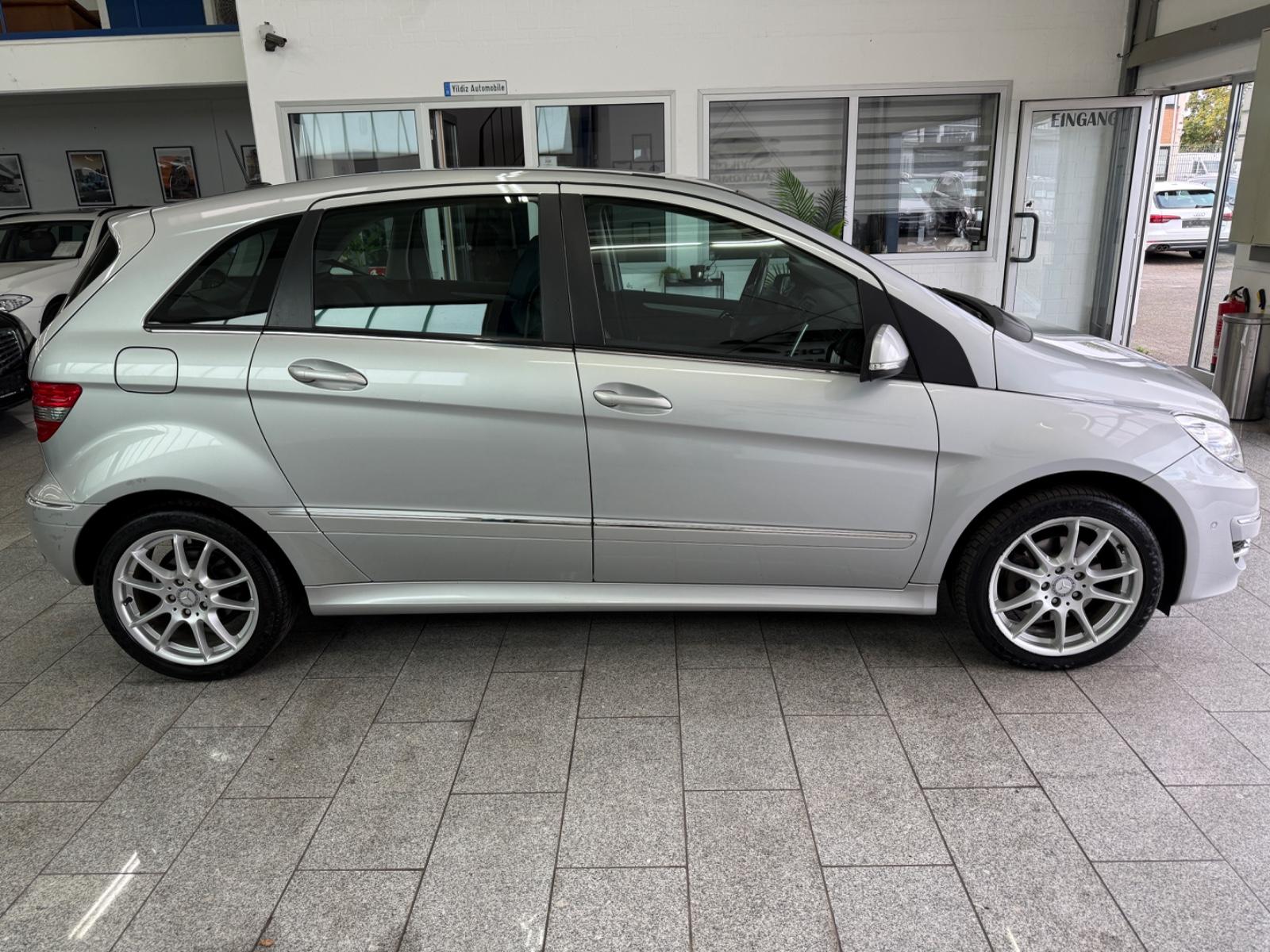 Mercedes-Benz B 200*SPORT*AUTOMATIK*SHZ*NAVI*AHK*TEMP*PARK-ASS