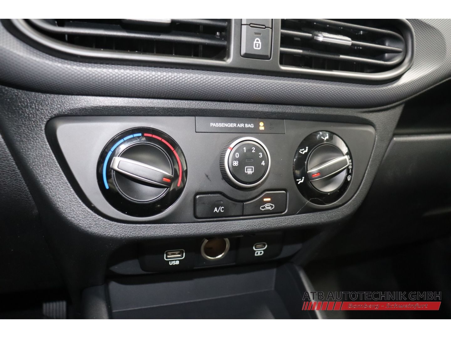 Fahrzeugabbildung Hyundai i10 Select MY25 1.0 Benzin 63 PS 5-MT 2WD Navi A