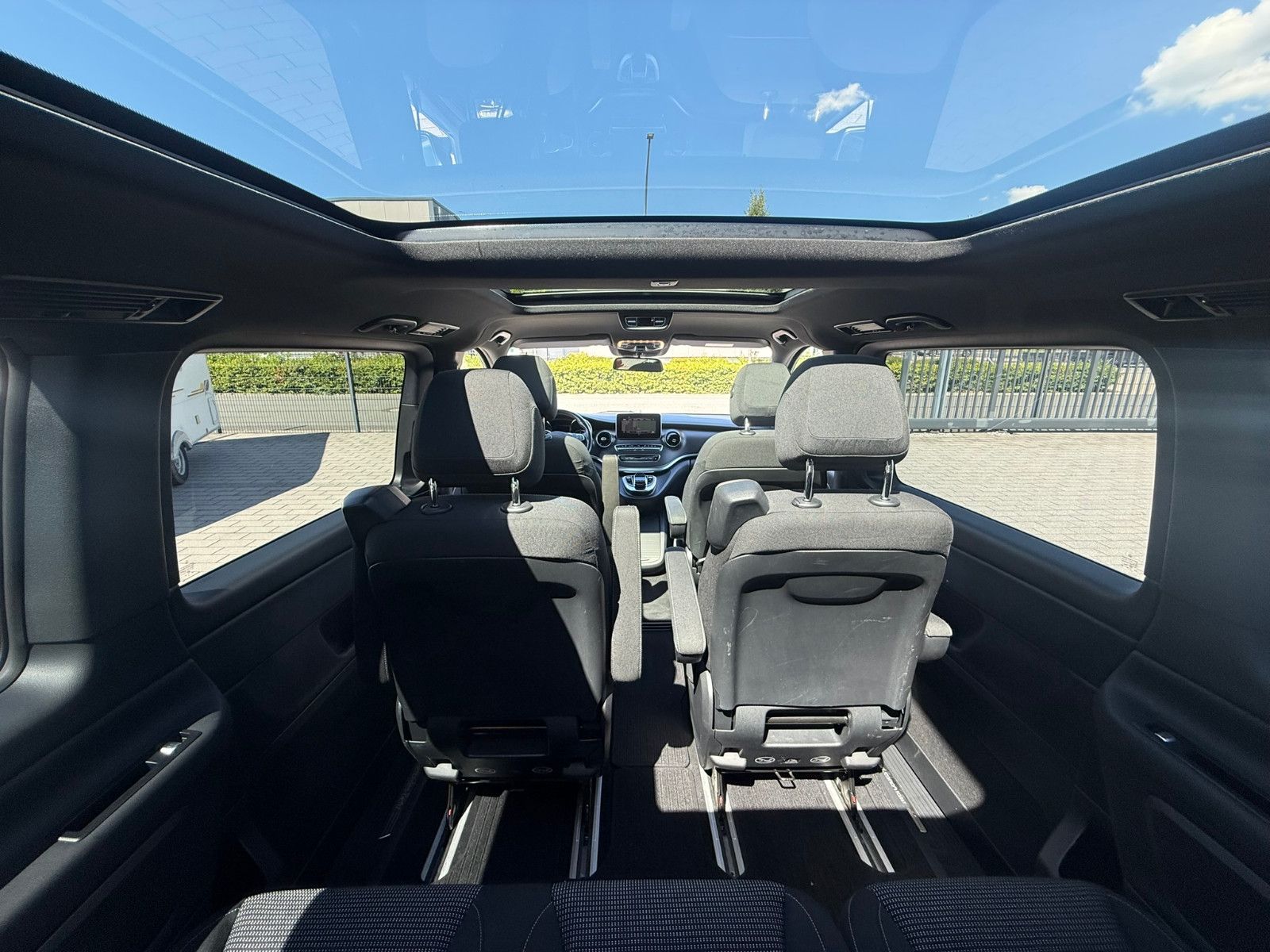 Fahrzeugabbildung Mercedes-Benz V 300d EDITION 4MATIC lang PANO AMG AHK 7-Sitzer