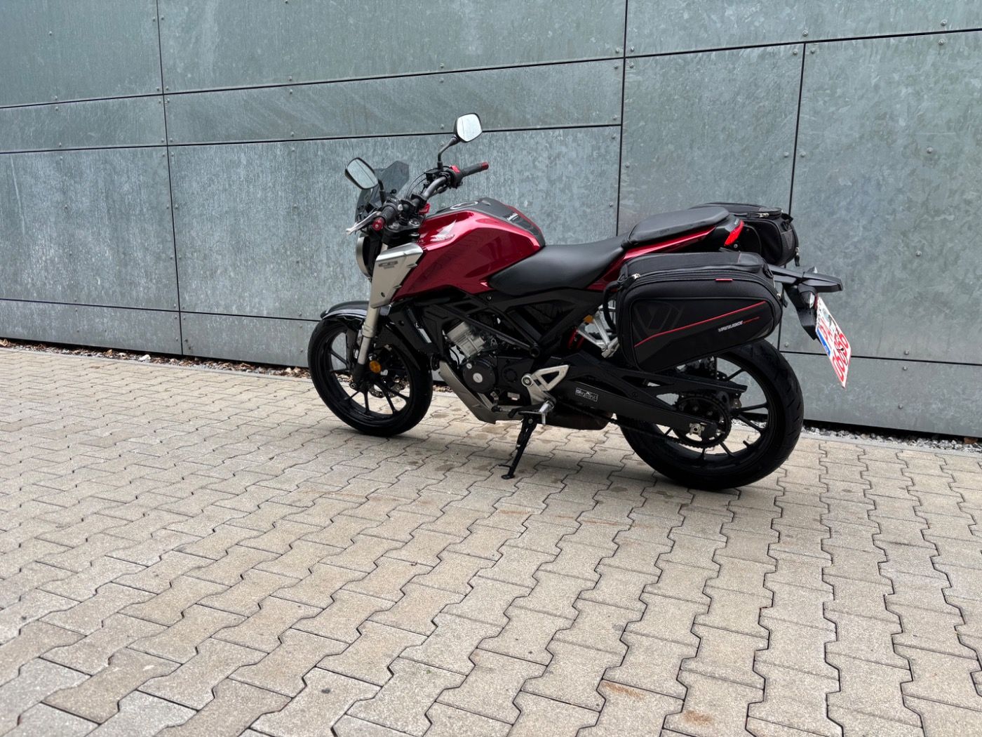 Fahrzeugabbildung Honda CB 125 R, Koffer, Windschild