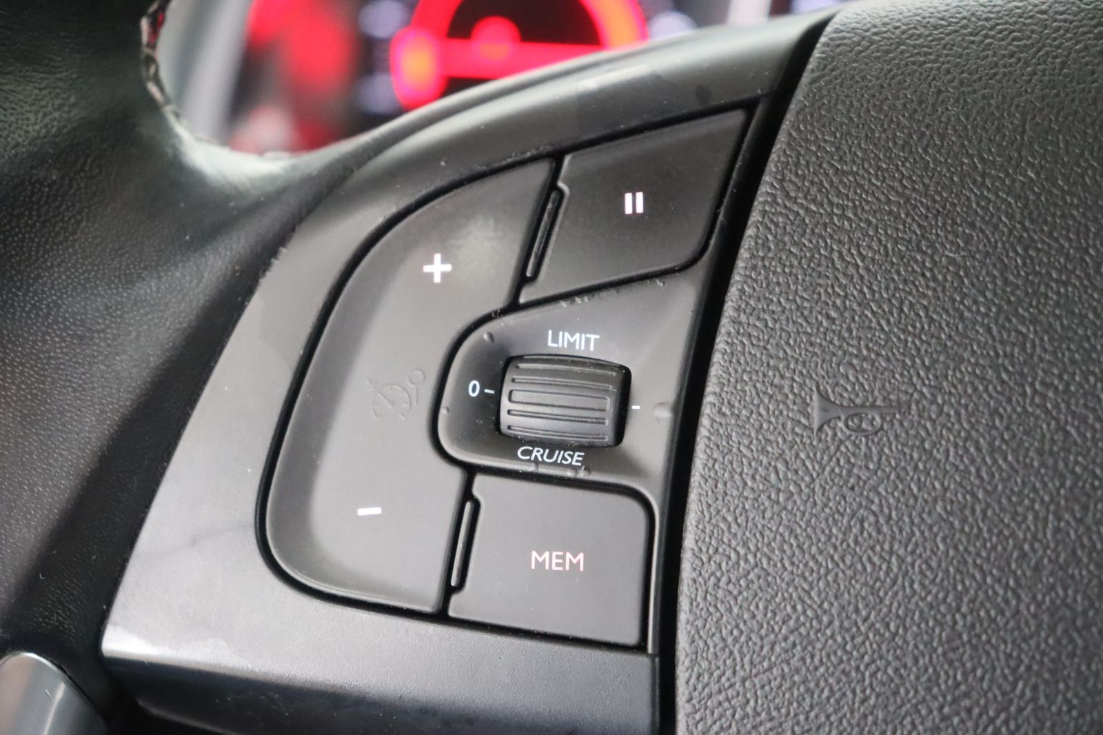 Fahrzeugabbildung DS Automobiles DS5 2.0 HDi SportChic * HUD * LEDER * Navi