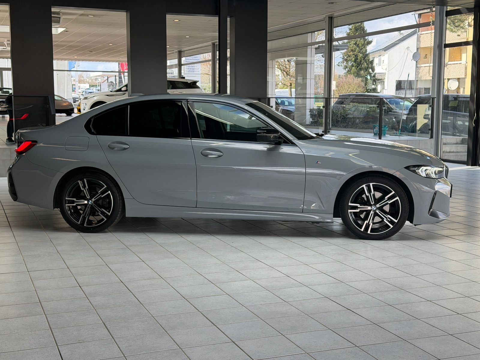 Fahrzeugabbildung BMW 320 d M Sport/M-PAKET/LED/SHADOW-LINE/AMBIENTE