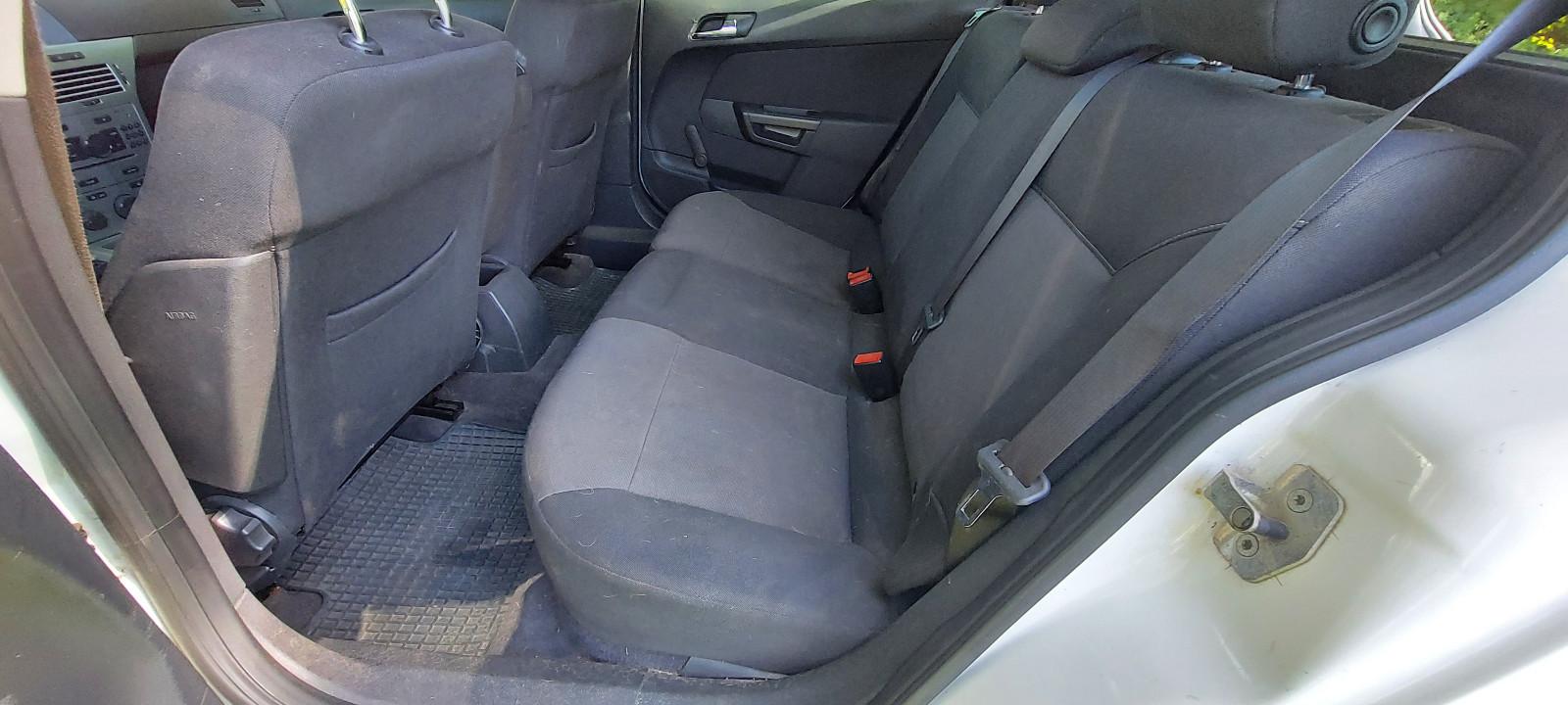 Opel Astra 2010 — photo 7