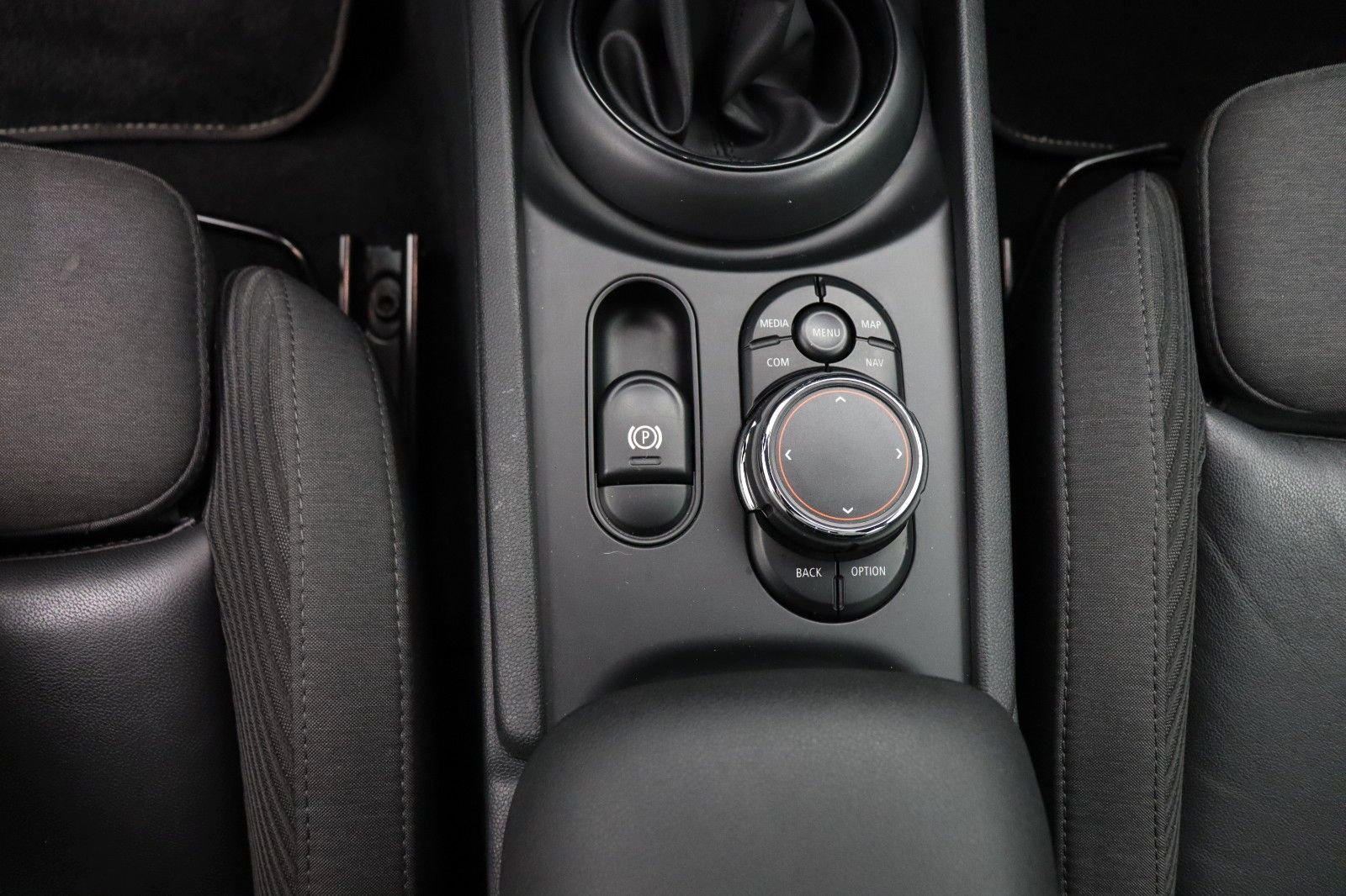 Fahrzeugabbildung MINI Cooper Clubman 1.5