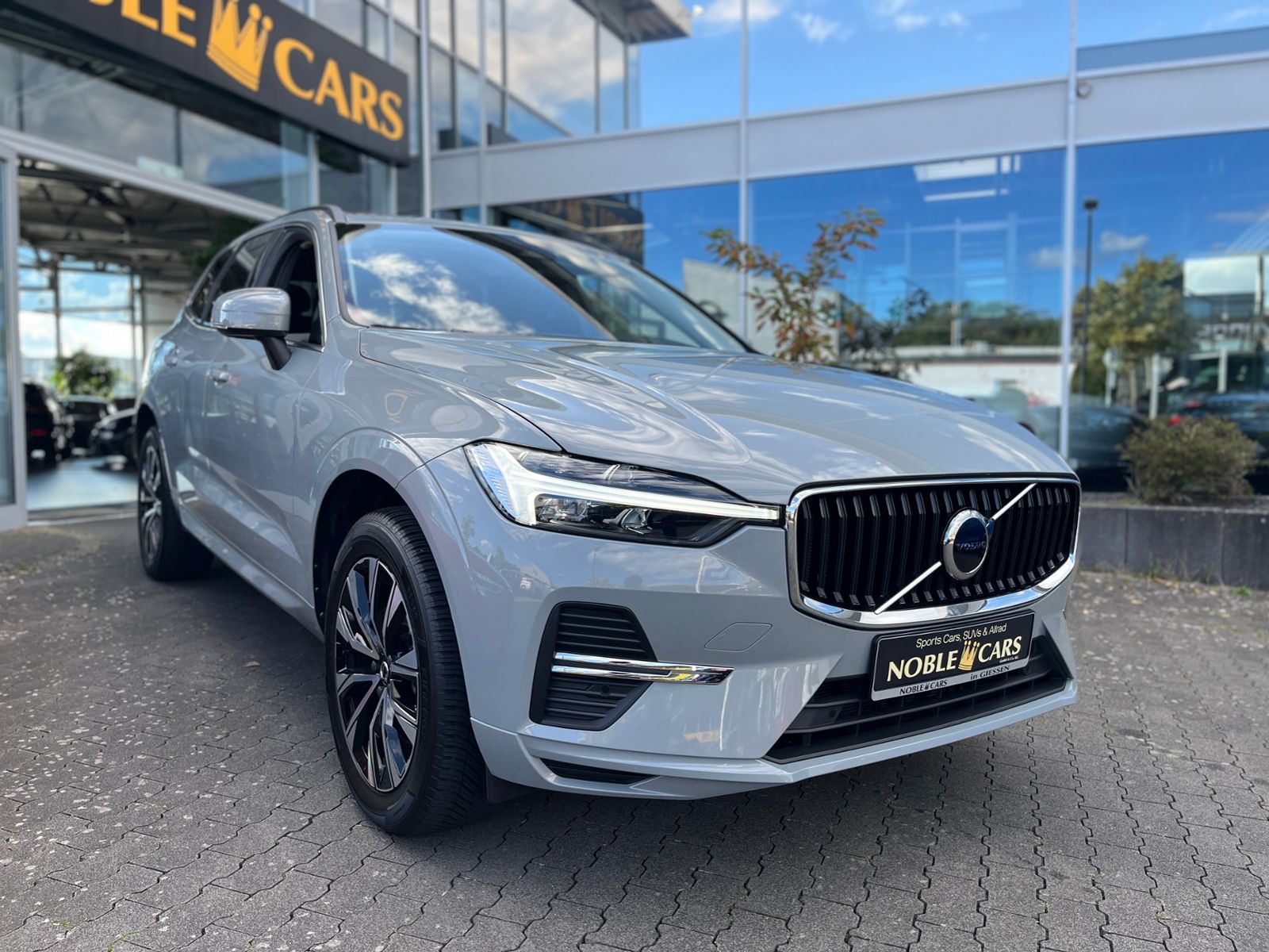 Fahrzeugabbildung Volvo XC60 Core 2WD STNDHZ LED NAV SHZ 19"