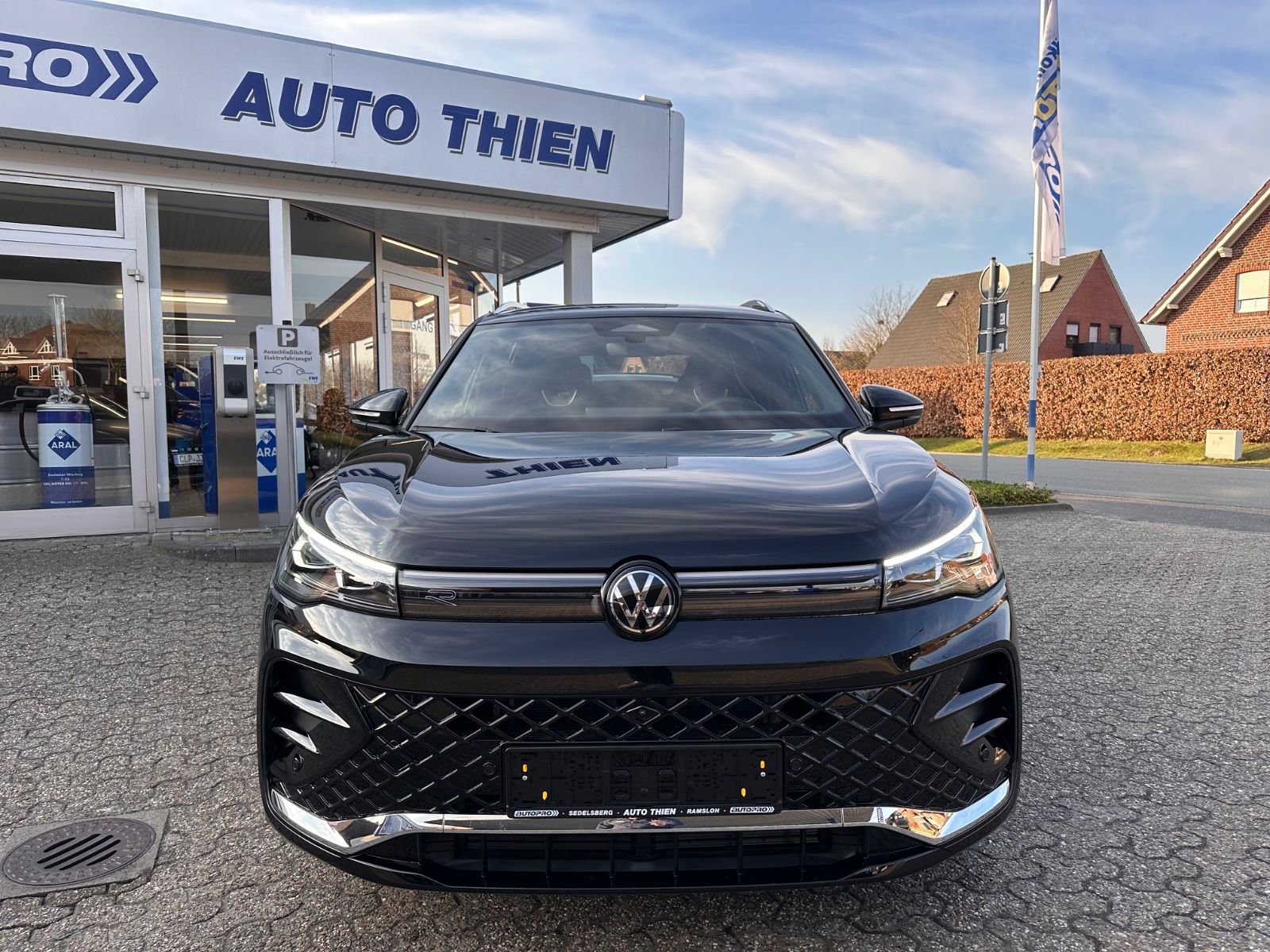 Fahrzeugabbildung Volkswagen Tiguan R-Line 1.5 eTSI AHK/Matrix/Navi/APP/ACC