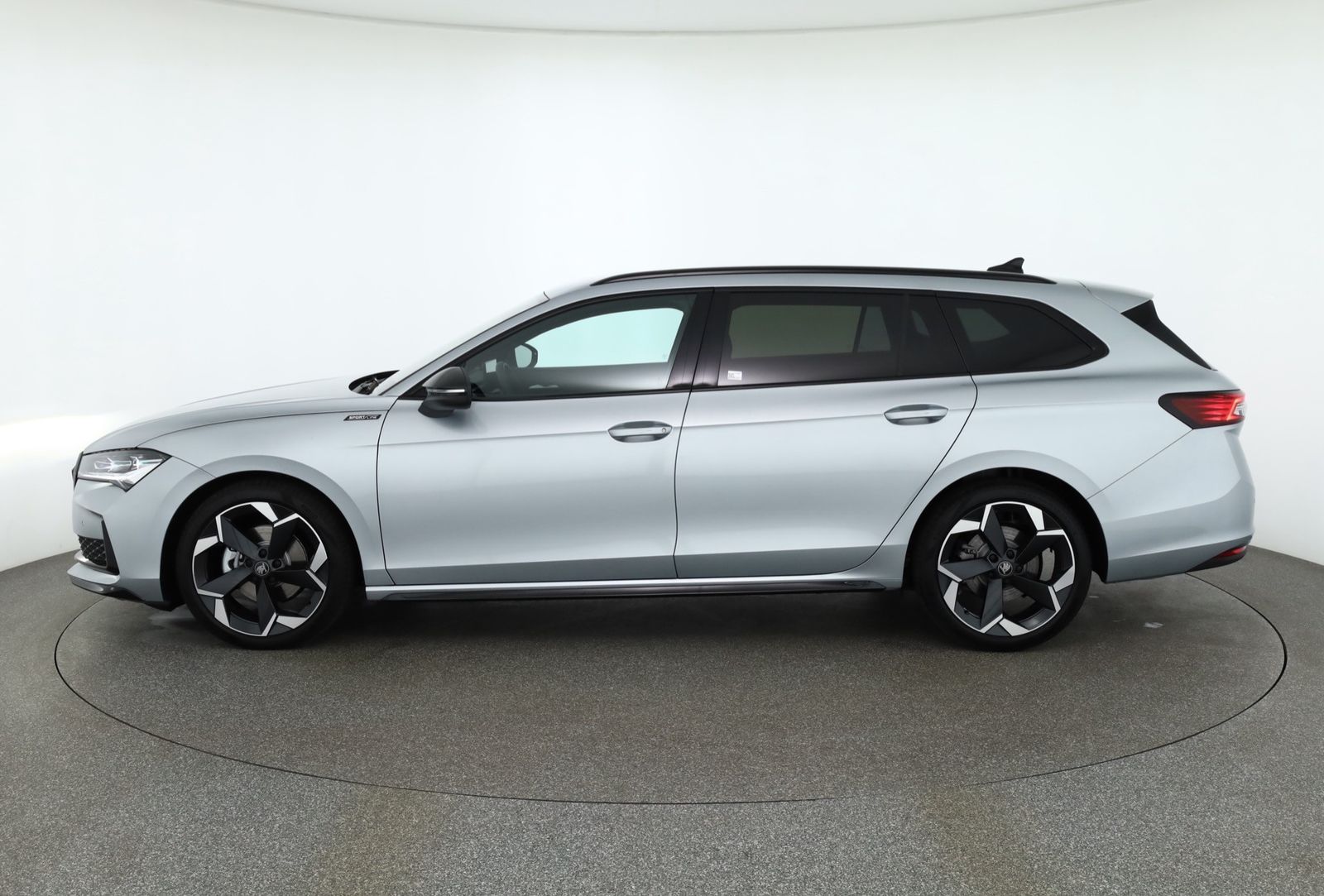 Skoda Superb Combi Sportline 1.5 TSI mHev DSG Matrix A imagem 3