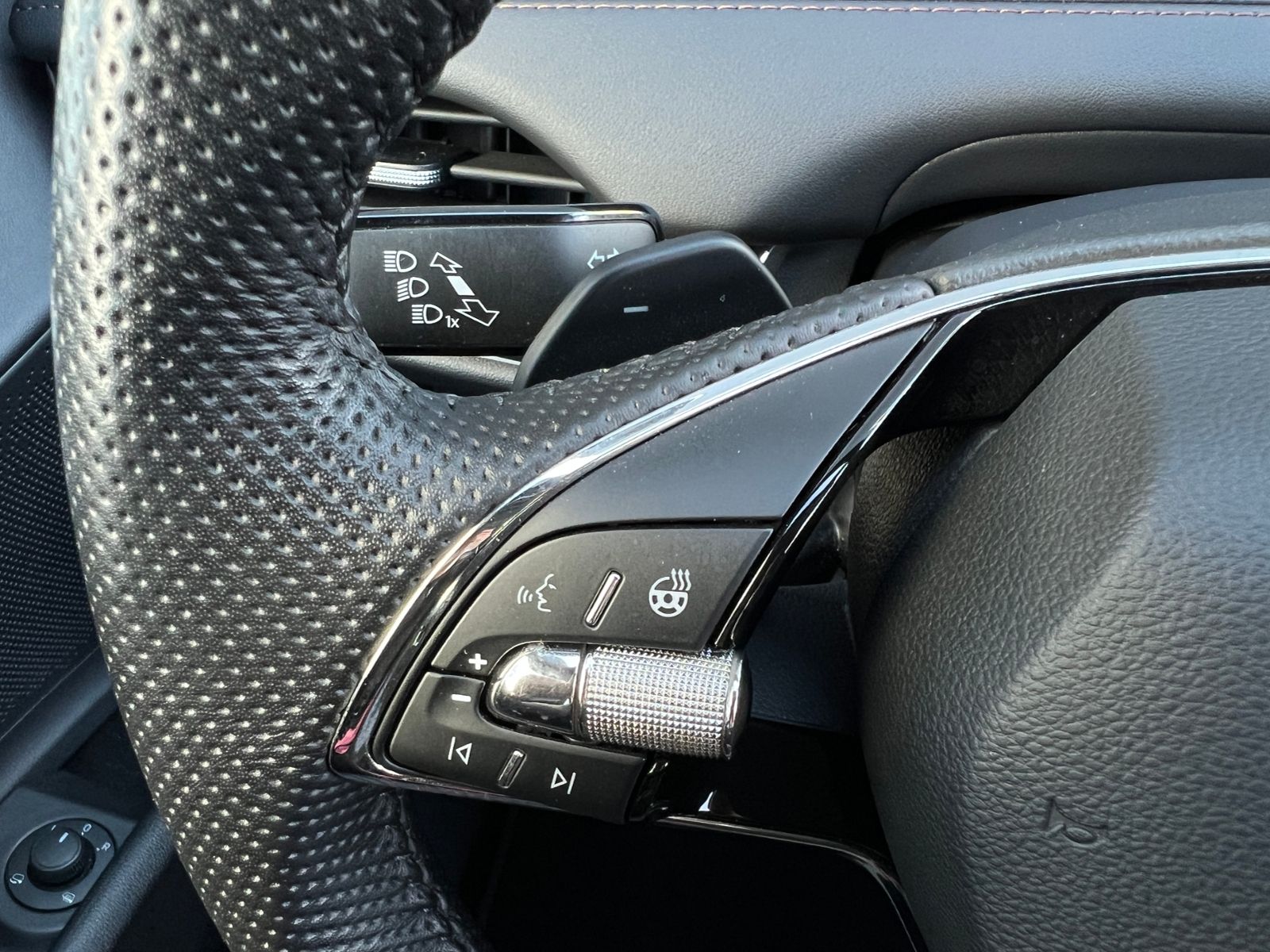 Fahrzeugabbildung SKODA Enyaq iV 80 Founders Edition *Wärmepumpe, Navi,