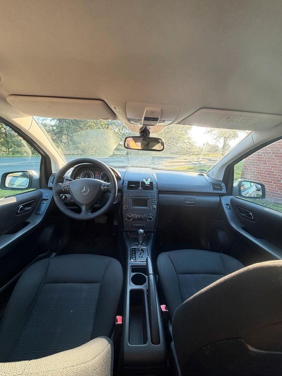 Mercedes-Benz A150 2009 — interior
