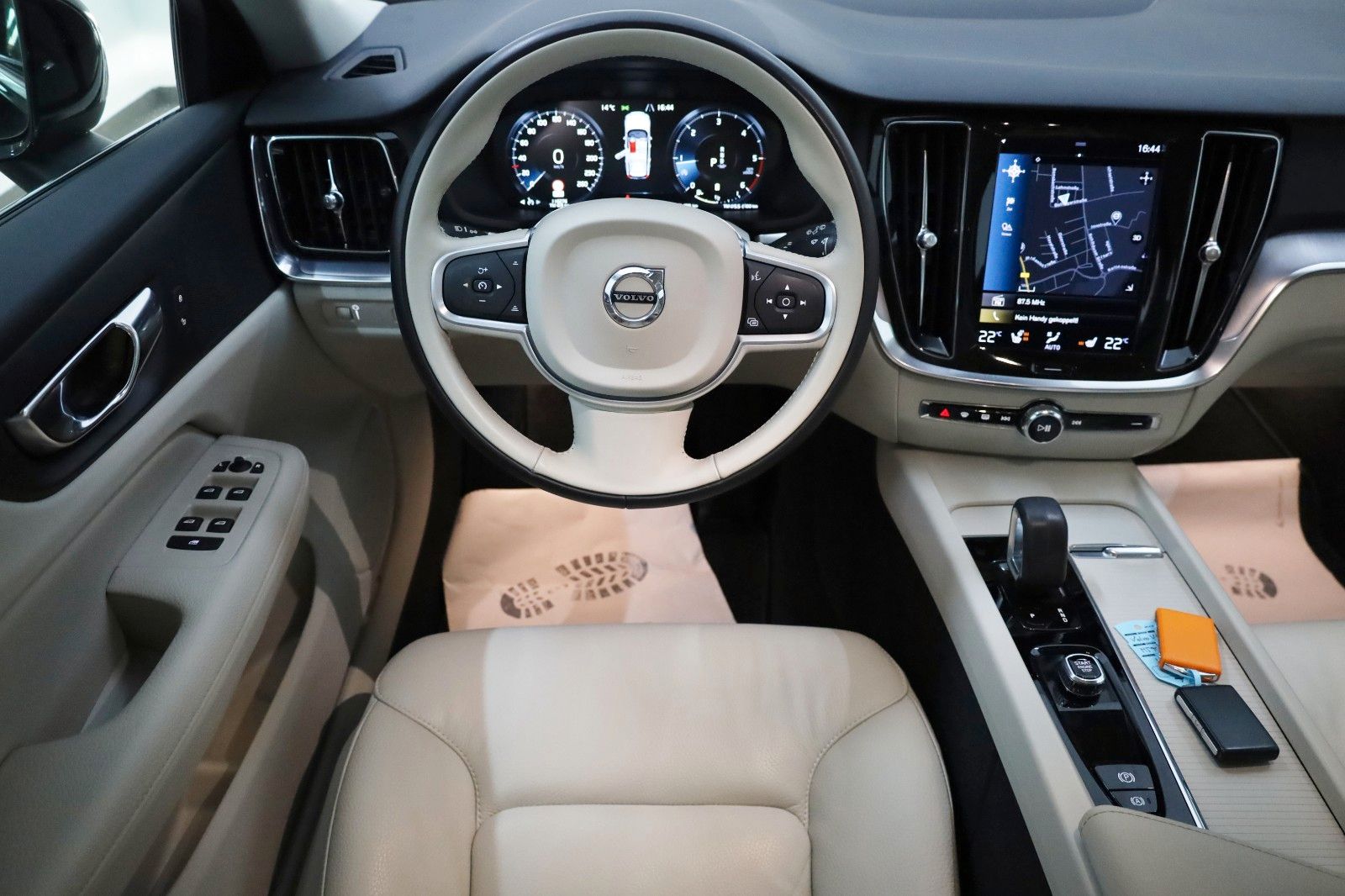 Fahrzeugabbildung Volvo V60 B4 D, Momentum Pro,Leder,Navi,SH,Kamera,ACC