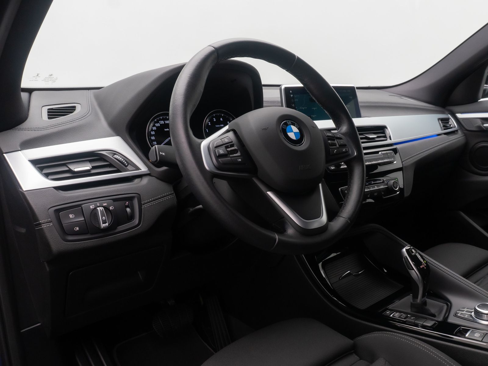 Fahrzeugabbildung BMW X2 sD18i GeschwindigReg DAB ParkAs Sportsitz 18"