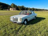 Mercedes-Benz W115 Strich 8 200D mit rotem mbtex - Mercedes-Benz Strich 8 mit Diesel-Antrieb