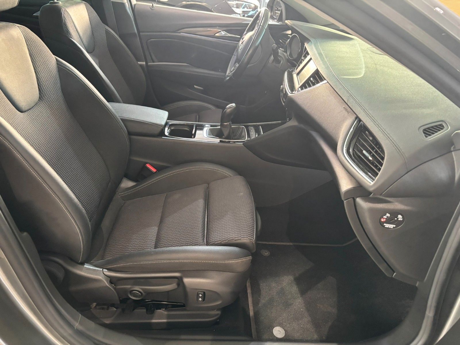 Fahrzeugabbildung Opel Insignia B ST 1.5 INNOVATION NAVI/SHZ/KAMERA/MAT