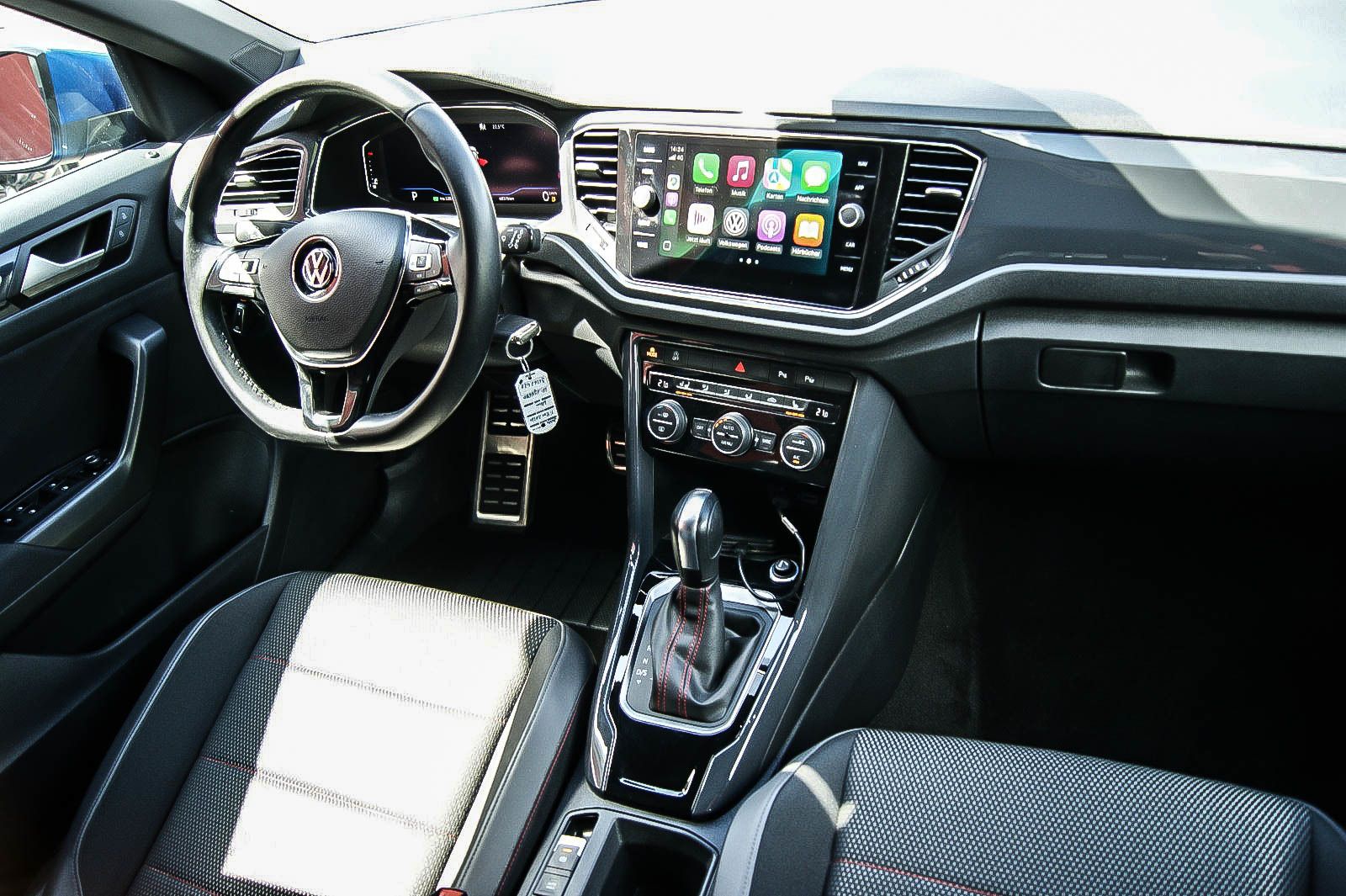 Fahrzeugabbildung Volkswagen T-Roc 20 TDI DSG Sport NAVIGATION SPORT VIRTUAL
