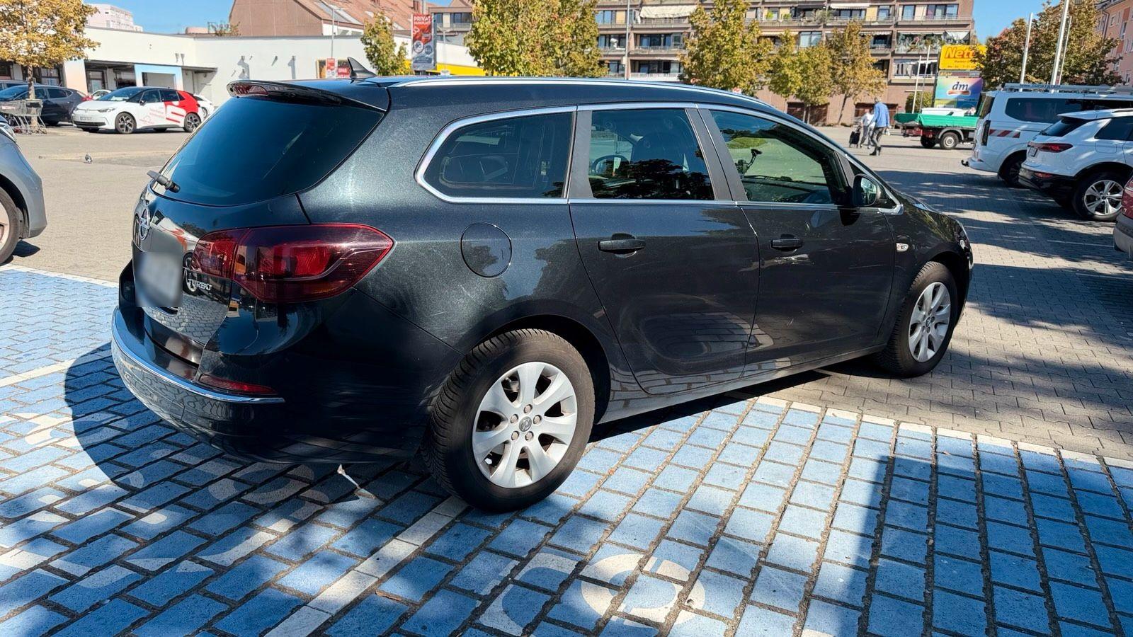 Opel Astra 2014 — rear view