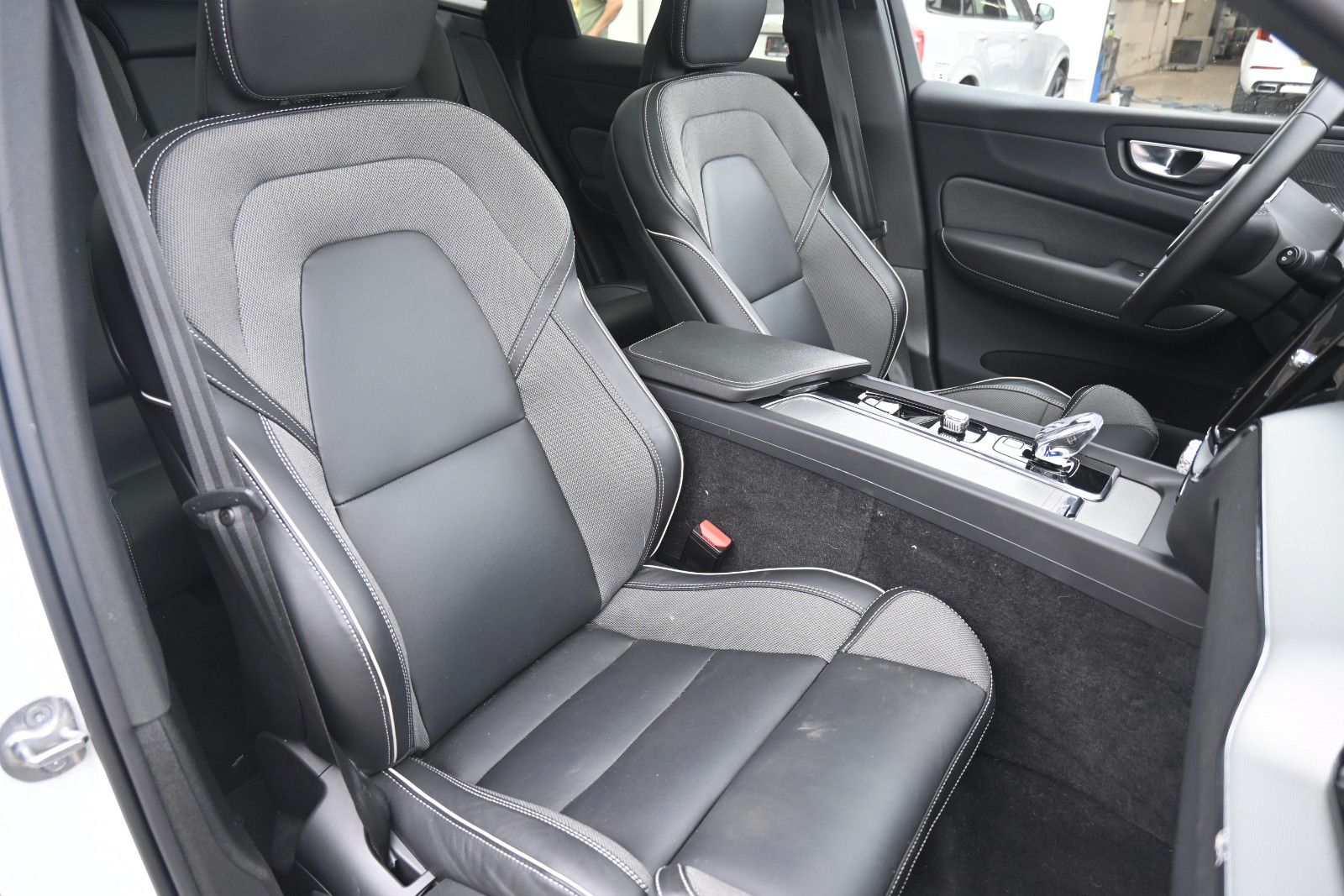 Fahrzeugabbildung Volvo XC60 B4 Benzin FWD Plus Dark*STHZG*360°*ACC*AHK