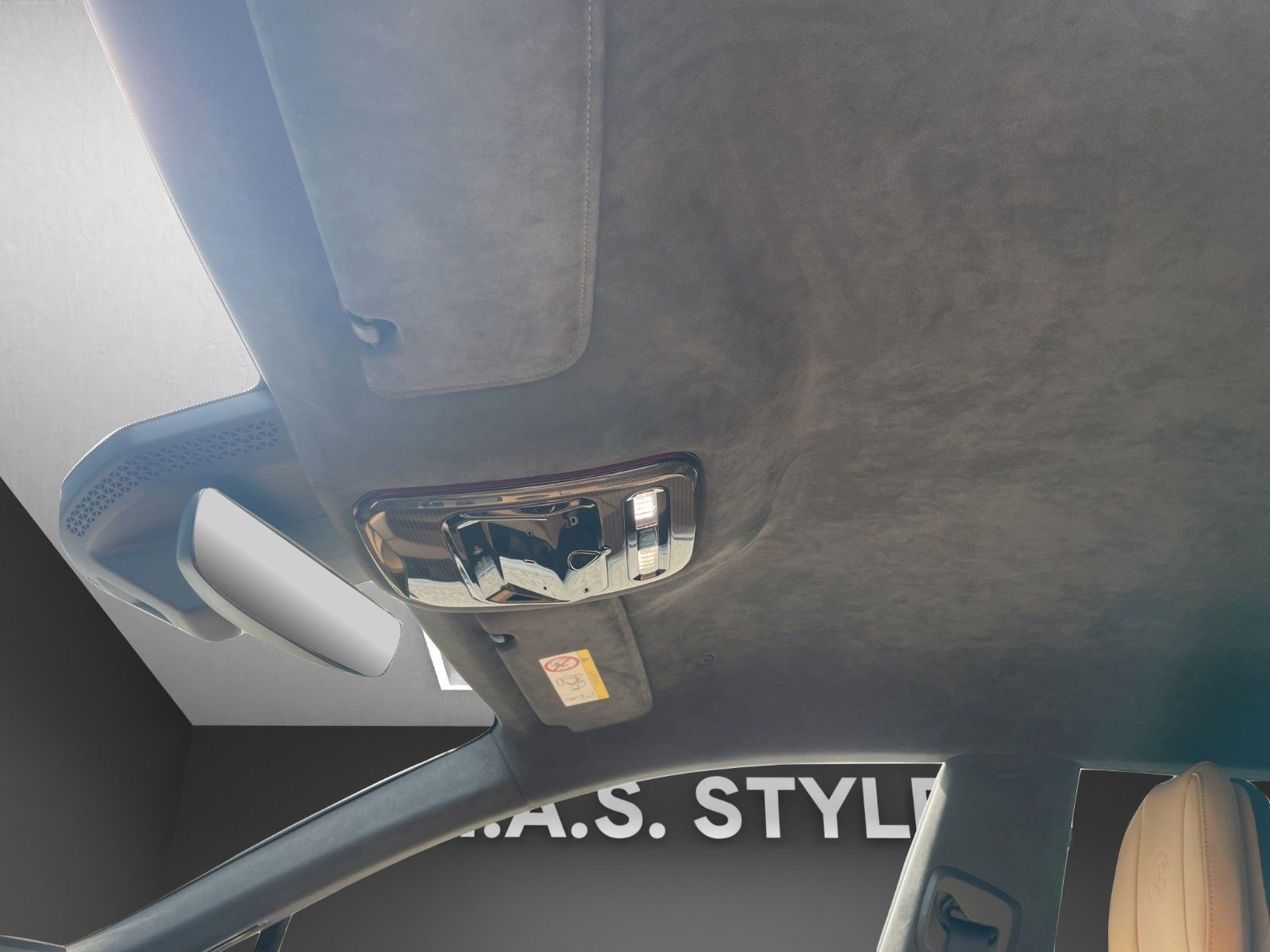 Fahrzeugabbildung Lotus Emeya 600 Sport SE Innen Gold Carbon Sitzschalen