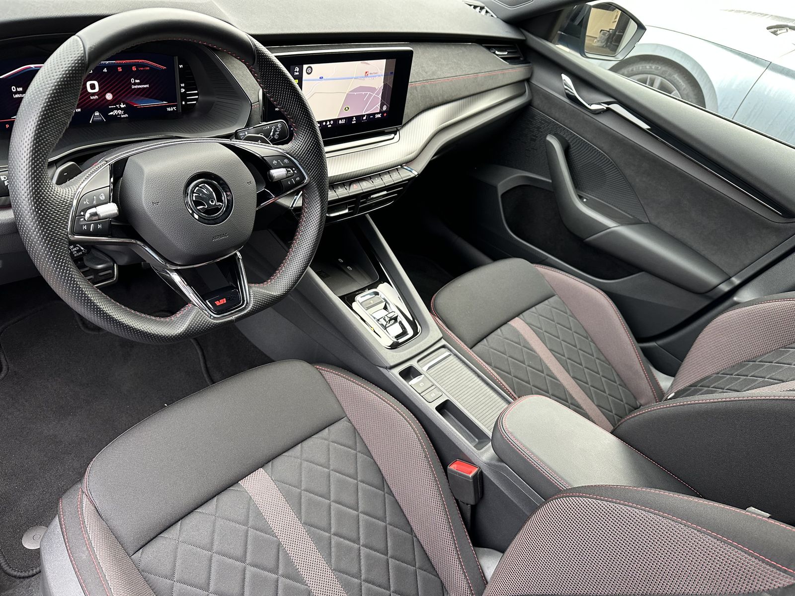 Fahrzeugabbildung SKODA Octavia Combi RS Challenge NAV+LED+VCOCK+KAM+AHK