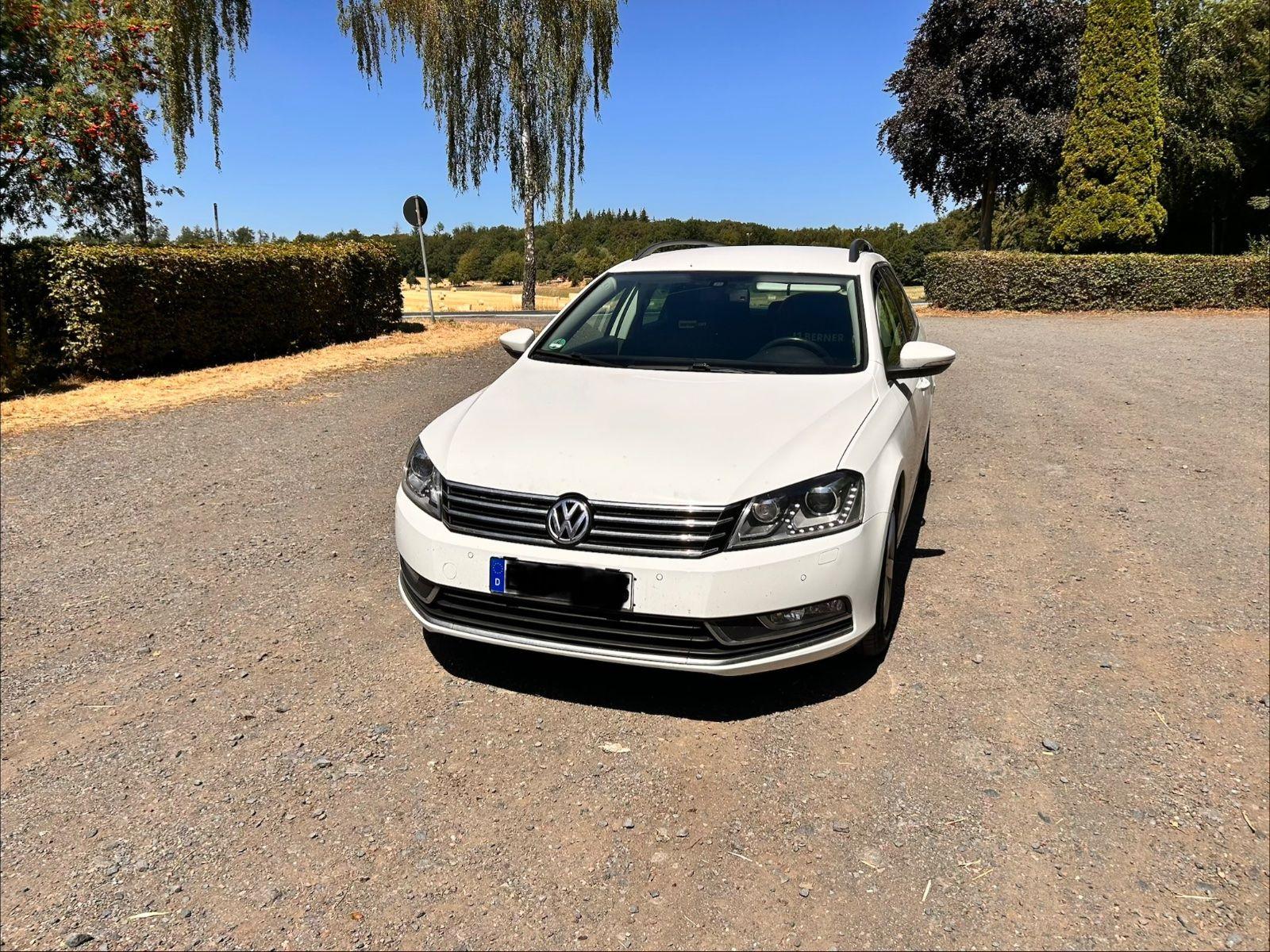 Volkswagen Passat 2012 — interior